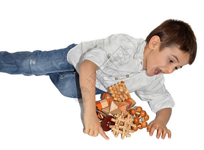 数据解决方案带着许多木逻辑玩具的快乐男孩闲暇图片