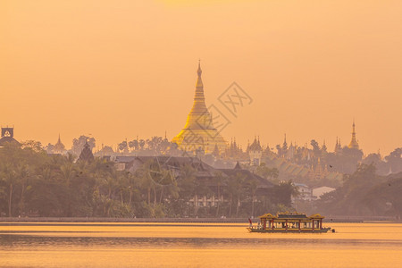 日落时缅甸仰光金塔建筑学亚洲天际线图片