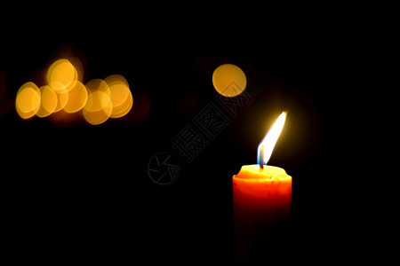 火焰戳圣诞节夜里一朵蜡烛火和bokeh图片