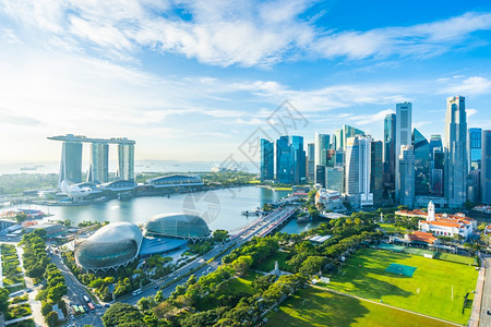 区在新加坡城市天际上建造外表城景的美丽建筑蓝色天空上有白云旅行商业图片