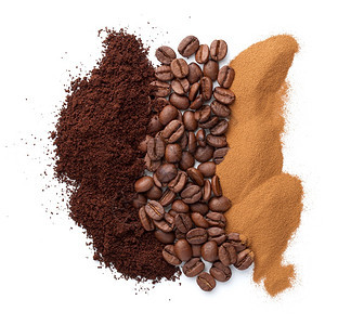 研磨白色背景地粉末和全豆类三种不同的咖啡从三种不同类的孤立咖啡上方分离出来在白色背景地粉末和整个豆类不同的富劳卡图片