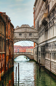 历史在威尼斯的叹息桥意大利威尼斯著名的叹息桥是安东尼奥孔蒂诺设计的建于17世纪初在建筑学旅行图片