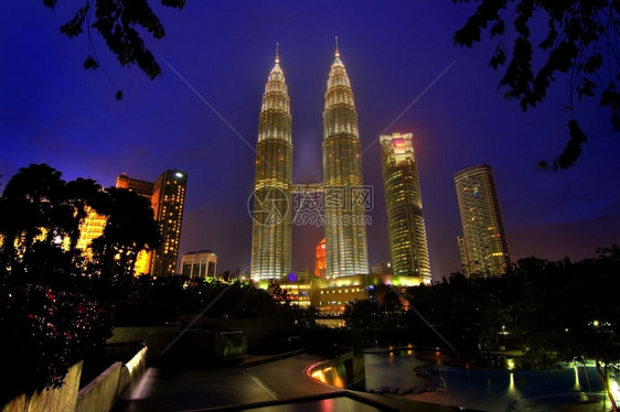 水池黑暗的国油马来西亚吉隆坡的双塔209年Petronas双塔图片