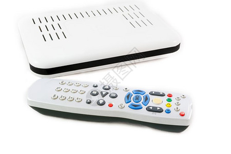 机顶盒白色背景前视图上的互联网电视设置顶端框的远程和白色接收器视频解码图片