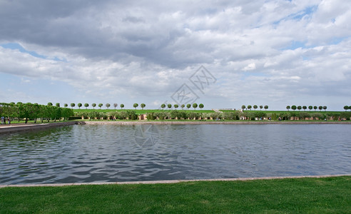 俄罗斯彼得霍夫宫圣斯堡2015年6月3日纪念碑池塘溪流图片