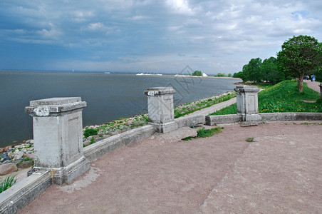 盛大来自俄罗斯圣彼得堡花园的海平面景2015年6月3日六纪念碑图片
