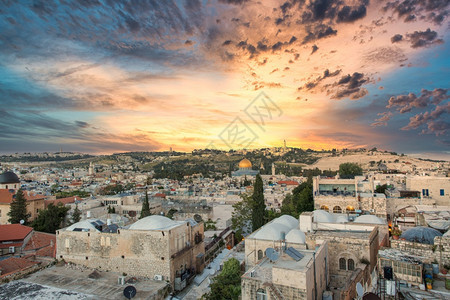 祷告耶路撒冷与阿克萨清真寺和橄榄山的圆顶一道建造了耶路撒冷房屋清真寺图片
