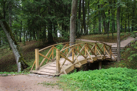 俄罗斯普什金基耶戈里Trigorskoe村公园木林桥旅行树普斯科夫图片