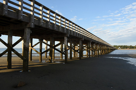 美丽的Duxbury海湾上方的木粉点桥沿海滩图片