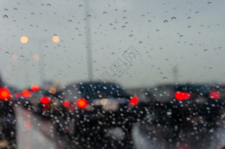 旅行城市路上的一辆模糊车被拖着雨滴挡在路边天气图片