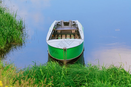 运输白天在湖上停泊的旧金属划船湖上安宁图片