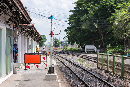 火车司机在离开泰国车站前乘火驾驶员在信号杆上安全环绕旅行地点白色的图片