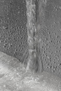 流走盆地溅水穿过金属墙壁用水滴和气泡进入低音层图片