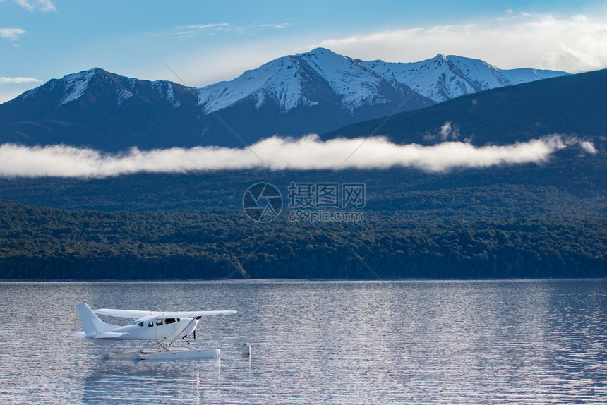 航班漂浮在Teanau湖Fiordland公园上的水平面冬天漂浮的图片