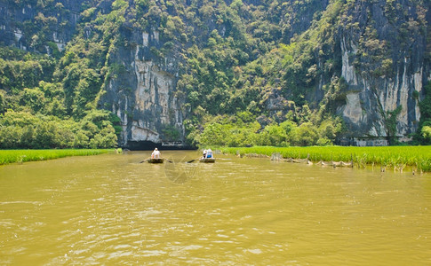 越南宁滨TamCoc的Limestone山船环境喀斯特图片