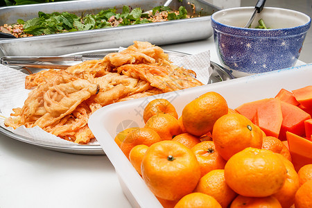 好吃橙香脆的与肉炸虾和水果共进晚餐图片
