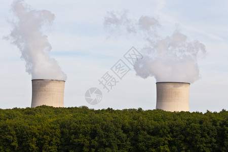 蒸汽抽烟工业的位于森林中部核电厂图片