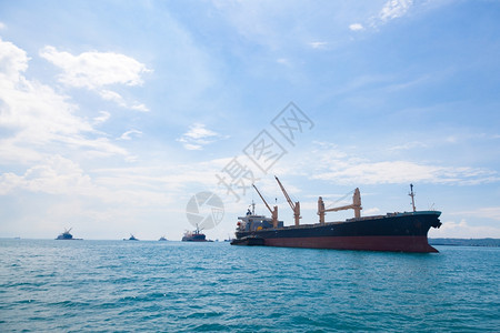 海上停泊在的大型船舶港口货运贸易图片