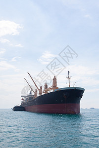 航运海上停泊在的大型船舶进口货运图片