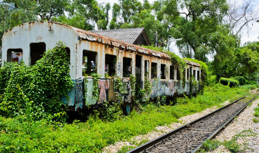 运输岩石追踪旧废弃铁路车图片
