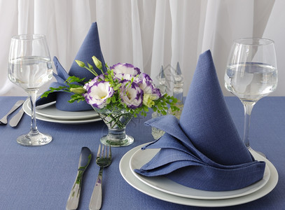 用装饰折叠餐巾纸的碎片式桌布杯子装饰晚餐图片