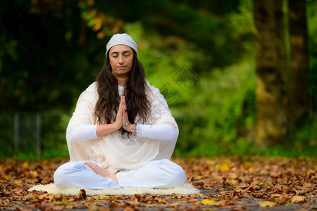 体式一个女孩在秋天公园的瑜伽练习冥想康复图片
