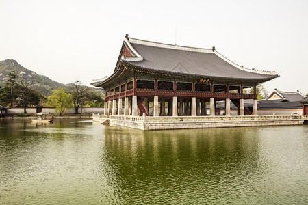 地标Gyeonghoeru宫建筑群的GyengobokggungPalace大厅用作宴会它位于一个小湖中央通过一座小桥与宫殿其他图片