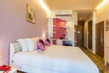 奢华现代卧室风格在度假村使用粉色调公寓内部的图片