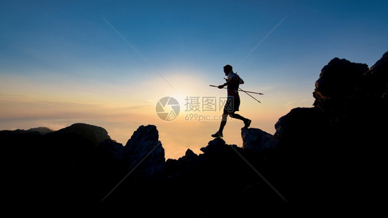岭目标孤独日落的月亮光速男子休眠从高山上带电极的脊下来图片