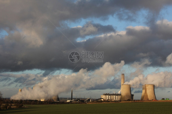 滚抽烟燃煤发电站向大气中排放污染的煤炭燃烧发电站活力图片