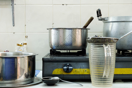 厨房烹饪食品的图像与钢炉锅和用餐简单的厨师图片