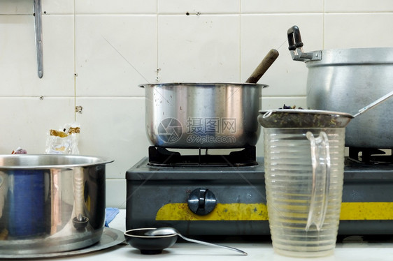 厨房烹饪食品的图像与钢炉锅和用餐简单的厨师图片