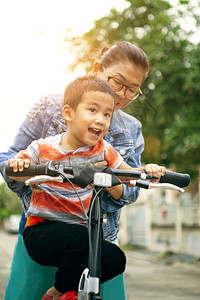 妈妈骑自行车带着小男孩图片