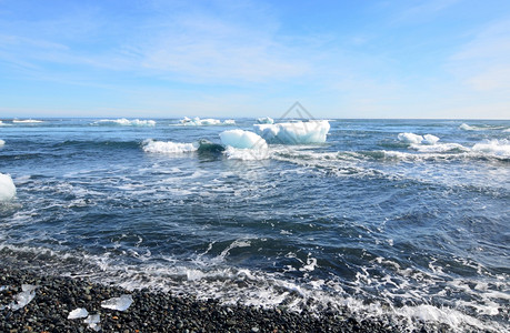 冰岛美丽的海景与上漂浮冰山的景公园瓦特纳冰川图片
