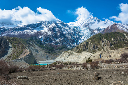 景观绿化白色的旅游村庄喜马拉雅山上美丽的雪峰和云彩在尼泊尔马南村附近的一个小绿化湖背景
