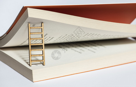 立足点财富毕业书页和梯子概念在书上加梯子用于教育和知识的学图片