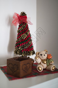 木板圣诞节装饰礼服上挂在家具房子的圣诞礼饰上挂在家具画屋美丽的图片