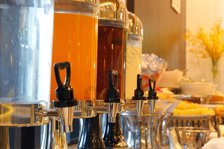 自助餐线上瓶装果汁和水的照片橙开胃瓶子图片