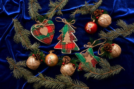 冬天圣诞节背景和树节庆的装饰品姜饼图片