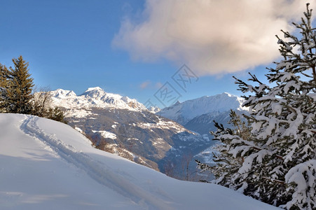 阿尔卑斯山美丽的雪景图片