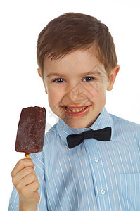 工作室奶油锥体年轻的白人男孩带着的冰淇淋微笑着容甜的高清图片素材