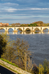 西班牙萨莫拉杜伊罗河上中世纪石桥的景象建造拱超过图片