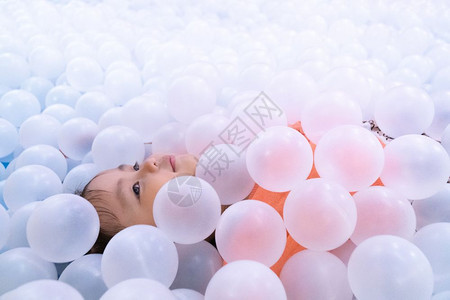 塑料乐趣小亚洲女孩睡在操场快乐的蛋上笑在操场假期图片