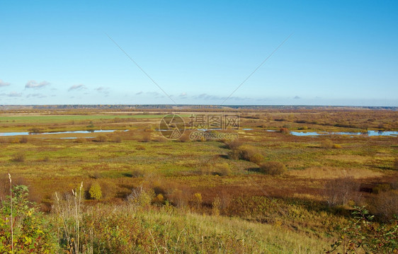秋季草原平原湿地河流图片