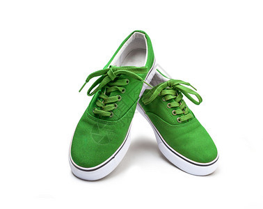 一双绿色帆布鞋在白背景和剪切路径上被隔离带扣男时尚图片