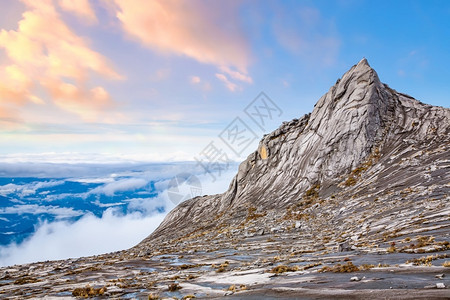远足首脑马来西亚沙巴Kinaballu山顶的自然景观地标图片