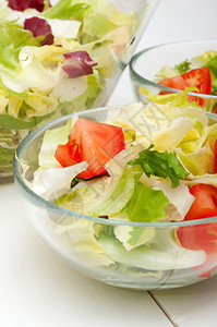 美食晚餐玻璃碗中新鲜绿色蔬菜沙拉开胃图片