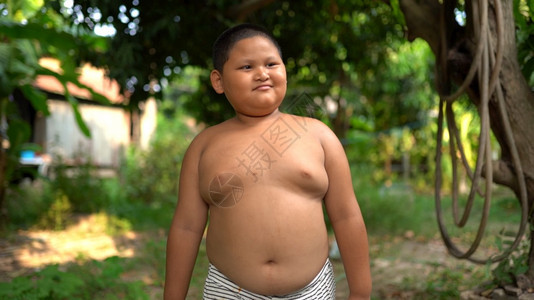 超重年轻的肖像快乐胖男孩近身画像室外图片
