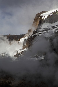 覆盖着雪和阳光的乞力马扎罗山顶旅行目标多云的图片