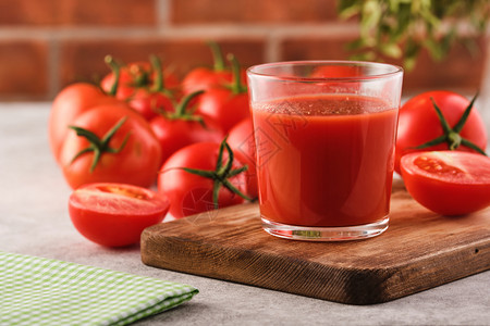红西番茄酒杯中美味汁冰沙成熟果图片